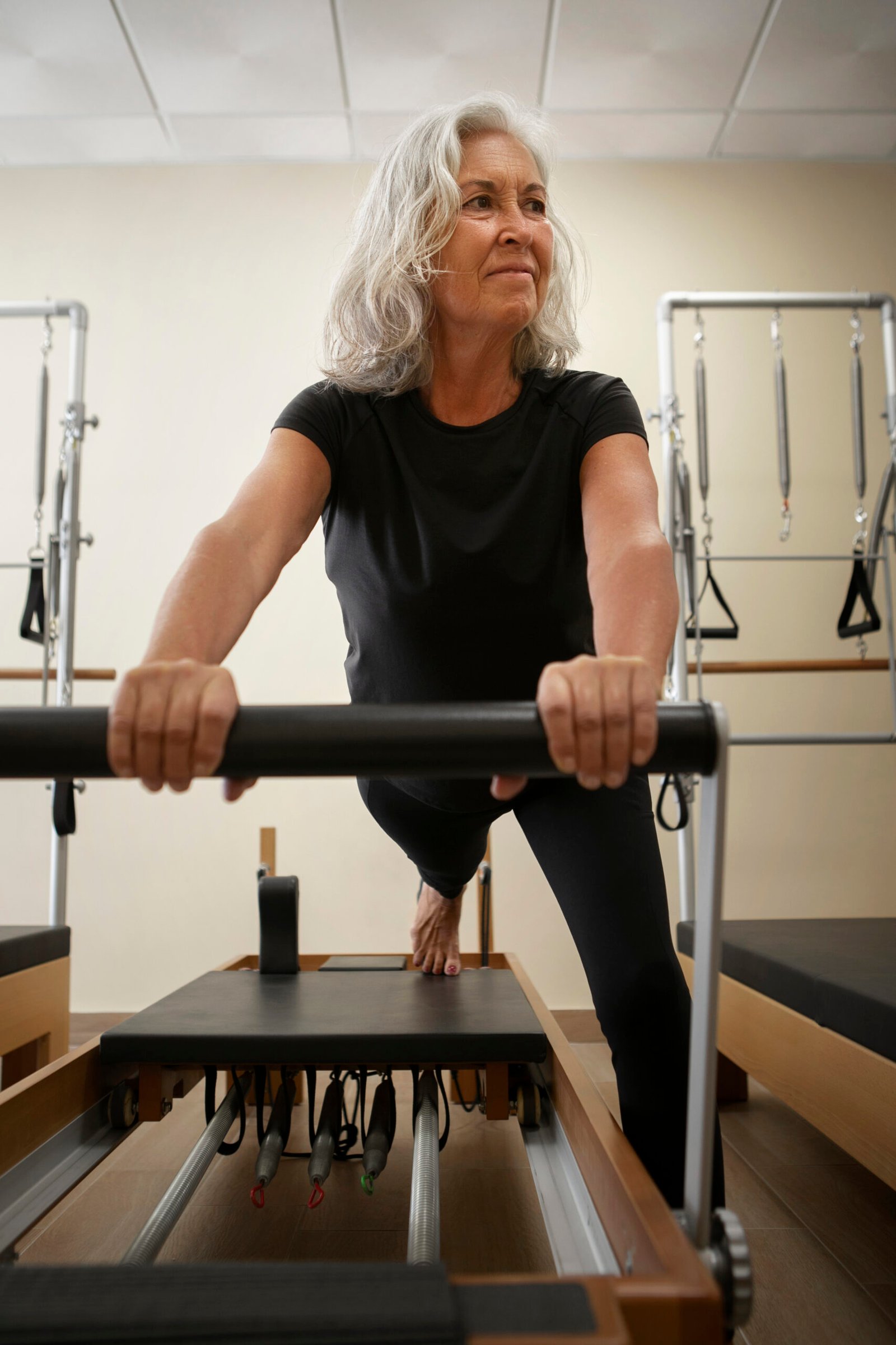 full-shot-senior-woman-pilates-reformer-class
